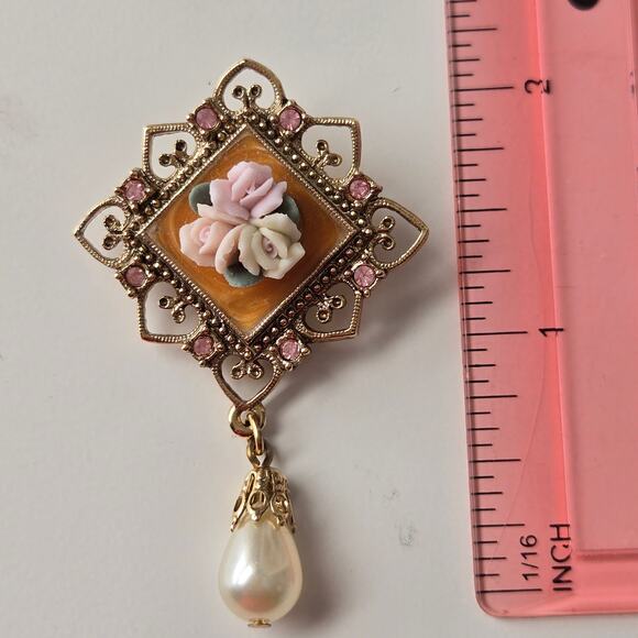 VTG 1928 Jewelry Co Gold Tone Frame Pin Porcelain Roses Pink Gems Teardrop Pearl - Picture 5 of 7